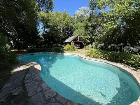 Casa con pileta y parque arbolado