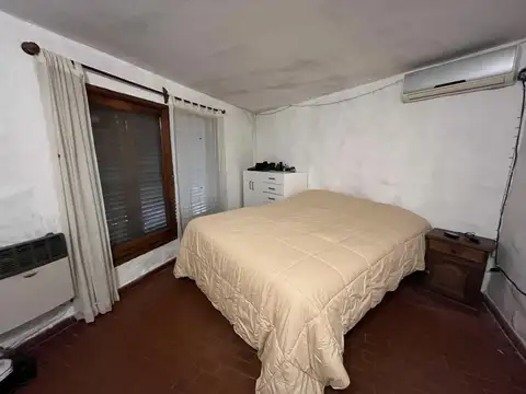 Casa con pileta y parque arbolado