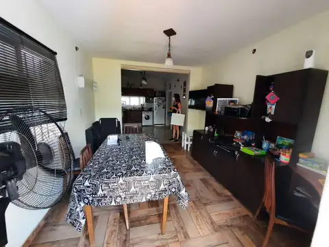 Casa 4 ambientes con 2 baños