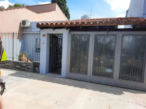 Casa con fondo y quincho