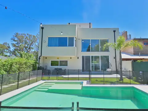 Casa en Venta con 2 cocheras