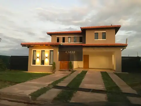 Casa en alquiler c/ cochera en Maipú
