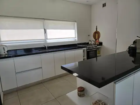 Casa en Venta con 4 cocheras