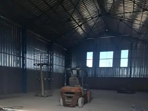 CIPOLLETTI ALQUILA GALPON PI 250 MT2