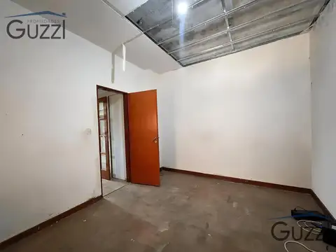 Venta de casa en Villa Adelina sobre lote propio de 10 x 30 m, con cochera cubierta al frente.