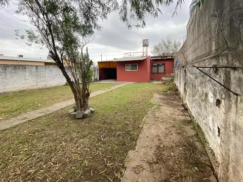 Casa en venta 2 dormitorios con cochera pasante y patio verde - Capitán Bermúdez - APTO CRÉDITO.