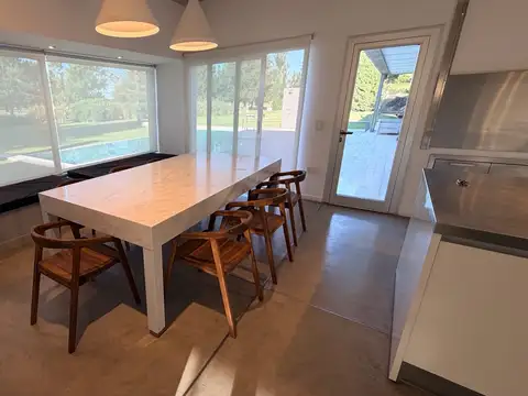 Casa 6 ambientes con 3 baños