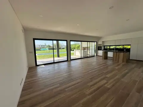 Casa en Alquiler con 2 cocheras