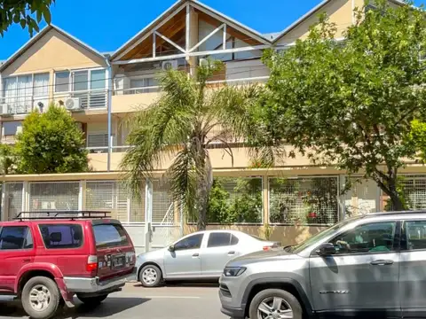 PH Triplex de 3 dormitorios con cochera fija cubierta, bauelera y amenities en Coghlan
