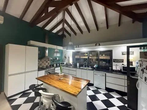 Casa en Venta con 2 cocheras