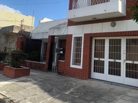 CASA 4 AMBIENTES LOTE 300 M2 OPORTUNIDAD