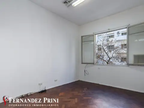 Oficina al frente en Tribunales, muy luminosa