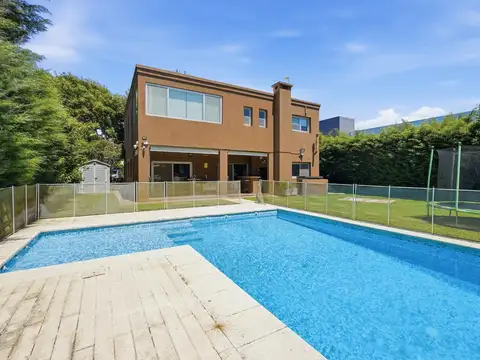 Venta de casa en Barrio Cerrado Village Del Parque