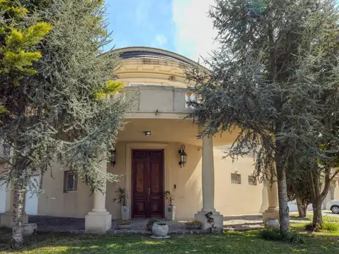 Venta Casa 8 amb gran jardín y pileta en b.cerrado