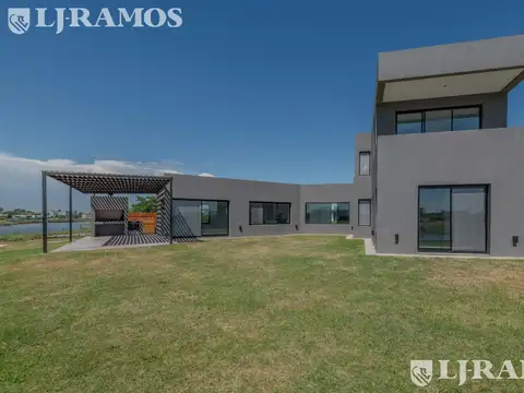 Casa en Alquiler con 1 cochera