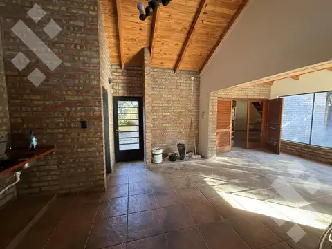 Casa 8 ambientes con 3 baños