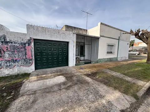 Casa de 3 ambientes con local en venta en Moron Sur