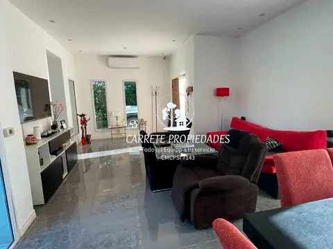 Casa en venta de 5 ambientes y Pileta. Santa Guadalupe. Pilar del Este.