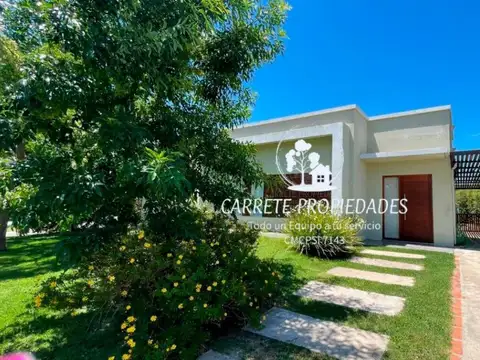 Casa en venta de 5 ambientes y Pileta. Santa Guadalupe. Pilar del Este.