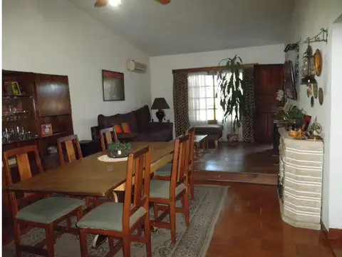 Casa 5 ambientes con 2 baños