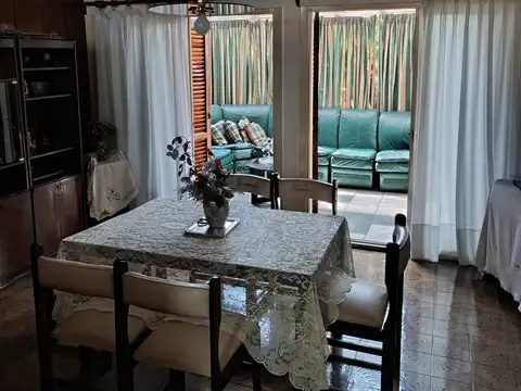 Casa en Venta, Cinco Ambientes con Pileta y Parrilla, Castelar Norte