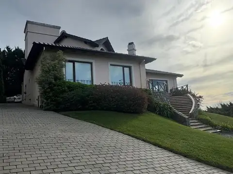 Casa 5 ambientes con 2 baños
