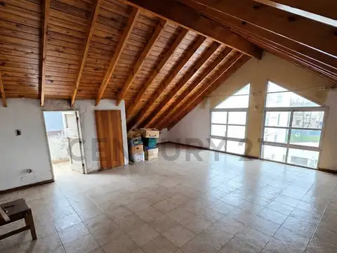 Venta PH 4 ambientes a refaccionar con altillo y entrada de auto en Villa Ballester