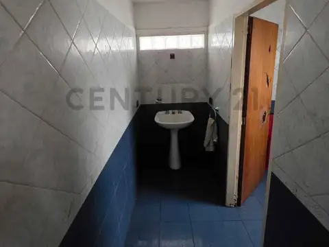 Venta PH 4 ambientes a refaccionar con altillo y entrada de auto en Villa Ballester