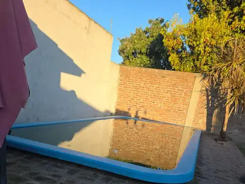 VENTA CASA CON QUINCHO Y PILETA JOSE C PAZ