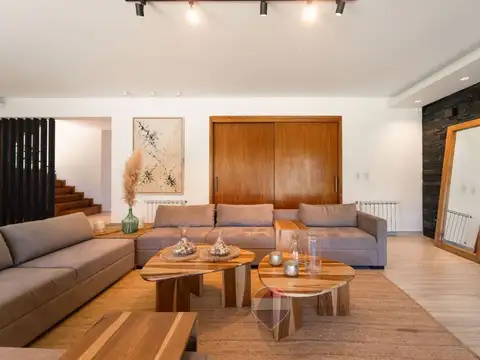 Casa en Venta con 2 cocheras