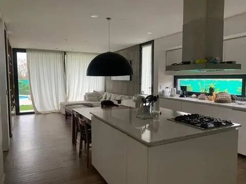 Casa 4 ambientes con 3 baños