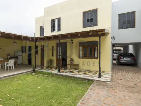 San Antonio de Areco - Casa estilo colonial céntrica de  5 amb lote 700m2