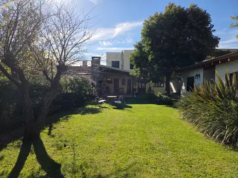 Casa 8 ambientes con 4 baños