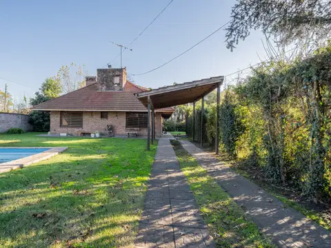 Casa · En Venta · 5 Ambientes · En Amplio Espacio Verde C/ Pileta · Barrio Bello Horizonte · Gr...