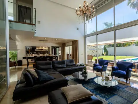 Casa en Alquiler con 5 cocheras