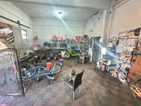 LOCAL AL FRENTE CON DOS DPTOS DE 3 AMB A DEMOLER O MEJORAR