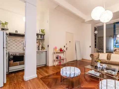 Espectacular oficina tipo loft en planta baja reciclada, ubicada en edificio antiguo en Belgrano.