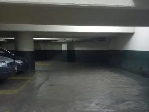 se vende cochera en edificio