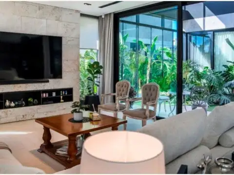 Casa 7 ambientes con 5 baños