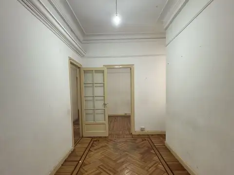 Amplio departamento 3 amb. con patio y dep. de servicio. Apto profesional.