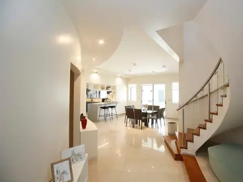 Casa en Venta con 2 cocheras