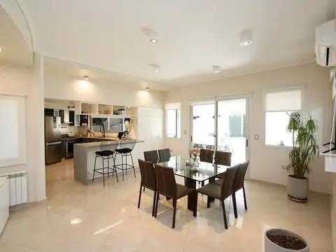 Casa 6 ambientes con 3 baños