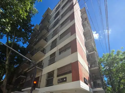 Departamento 3 ambientes al frente con 2 balcones