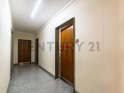 Oficina de 2 ambientes con balcón terraza en excelente ubicación