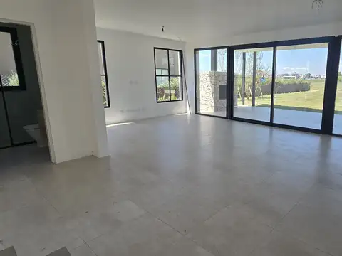 Casa 5 ambientes con 4 baños