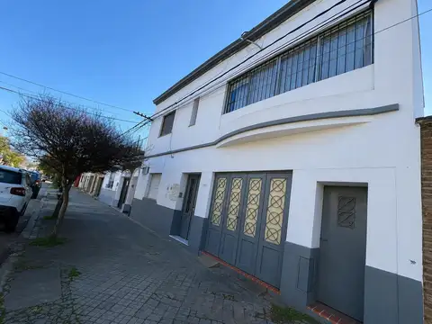 VENTA CASA DE 4 DORMITORIOS, PATIO SECO, QUINCHO Y COCHERA, ESTADO DE ISRAEL 1000,TIRO SUIZO