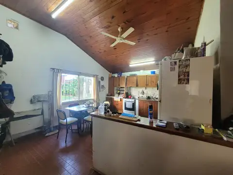 Casa 4 ambientes con 2 baños