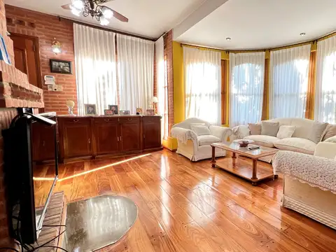 Casa en Alquiler con 1 cochera