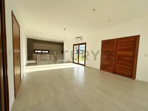 Casa a estrenar en venta de 3 dormitorios con amplio parque y pileta, en Lomas de City Bell