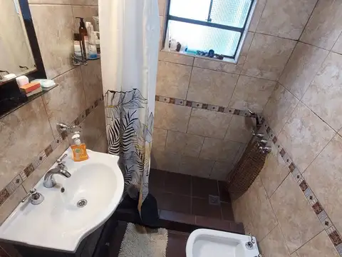 CASA C/JARDIN Y COCHERA. Dto. ind en PA - Quilmes